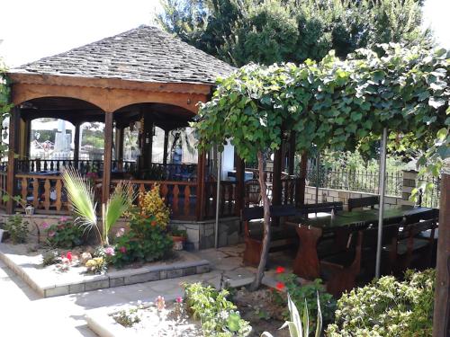 Κήπος έξω από το Patra Rooms Skala Prinou