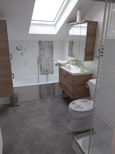 ein Badezimmer mit einem WC, einem Waschbecken und einer Badewanne in der Unterkunft HomeW4 - Apartment Sonnenschein in Hoheneich