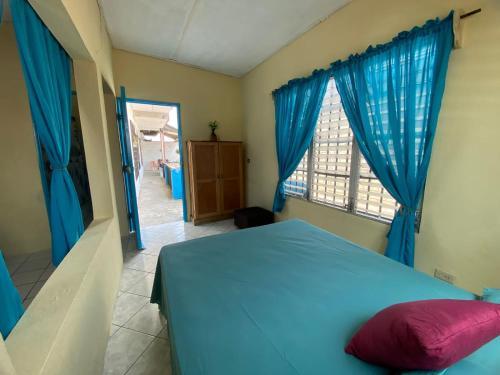 um quarto com uma cama azul e uma janela em Casa D'Andrea em Flores