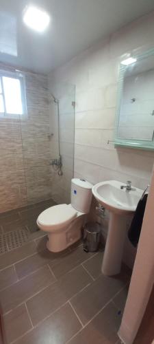 bagno con servizi igienici e lavandino di Virginia III Condominium 302 a San Pedro de Macorís