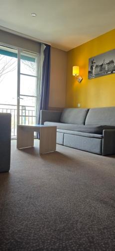 Un lugar para sentarse en Sublime appartement à 5 minutes de bus de Disneyland