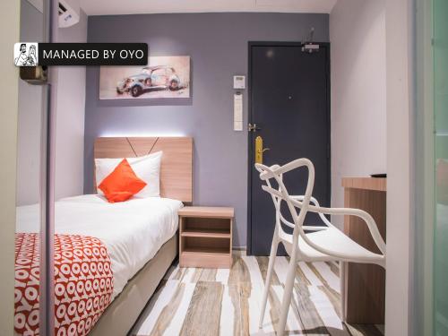 Tempat tidur dalam kamar di Super OYO GS Hotels Near Strand Mall