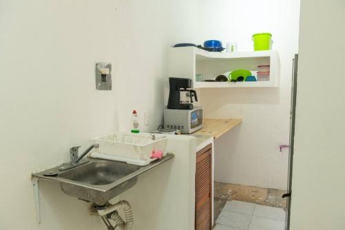 cocina con fregadero y microondas en Casa Jazmín (Casa familiar) en Santa Cruz - Huatulco