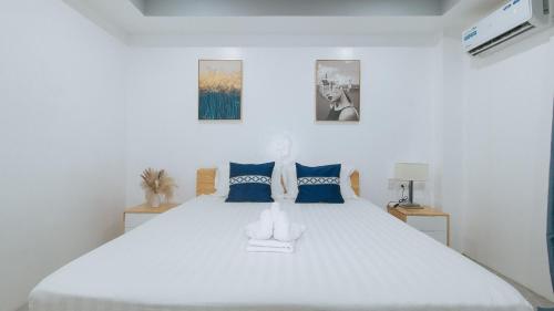 Postel nebo postele na pokoji v ubytování ADC Resort and Hotel Apalit Pampanga
