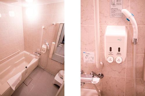 y baño con bañera, aseo y lavamanos. en ホテル中山荘 en Miyakonojō