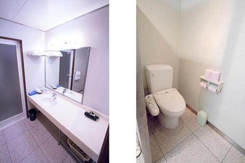 2 fotos de un baño con aseo y lavabo en ホテル中山荘 en Miyakonojō