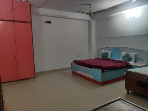 Letto o letti in una camera di Hotel Abhishek Raaso Inn Tughlakabad BY THE ARRROW