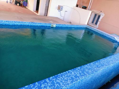 una gran piscina de agua en una casa en Happy Beach House, en Chennai