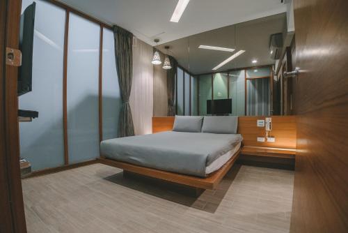 小琉球的住宿－珊瑚假期民宿，一间卧室配有一张床和一台电视