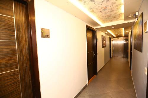 un pasillo en un hotel con en Twin Tree en Nueva Delhi