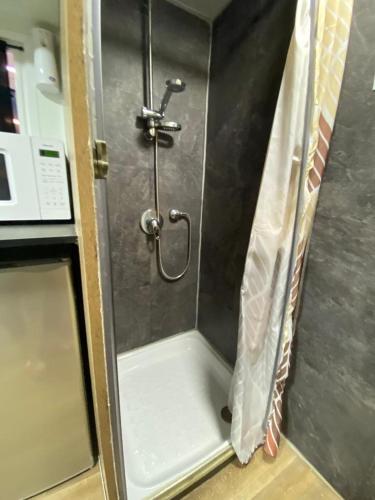 a shower stall in a kitchen with a shower at קראוון ברעננה in Ra‘ananna