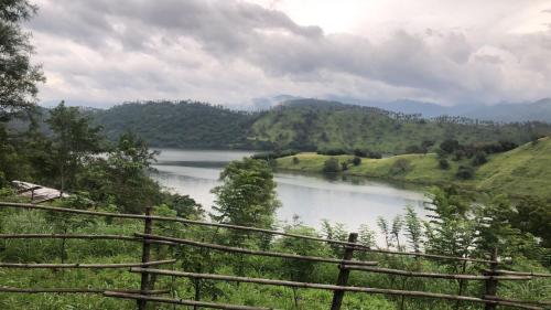 vistas a un río con montañas en el fondo en Tamarind Gardens, en Digana