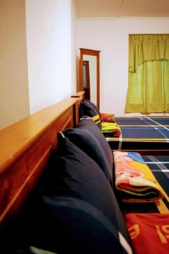 uma sala de estar com um sofá e uma cama em Black And White Elkaduwa Guest House em Elkaduwa