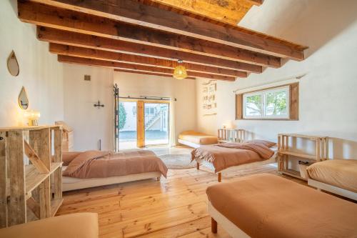 een slaapkamer met 4 bedden in een kamer bij Oco Surf Camp - matériel de surf, accès studio de yoga et cuisine commune inclus in Lit-et-Mixe