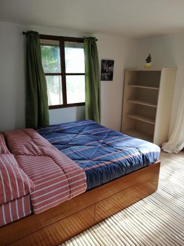 Кровать или кровати в номере Uphill Cozy Cabins in an Island Lake for Family getaway