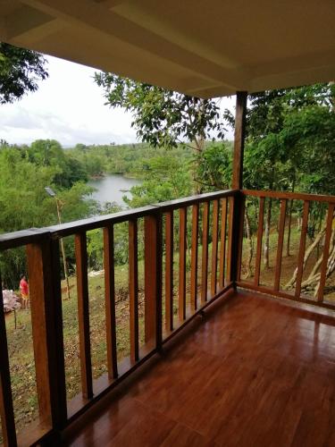 Балкон или терраса в Uphill Cozy Cabins in an Island Lake for Family getaway