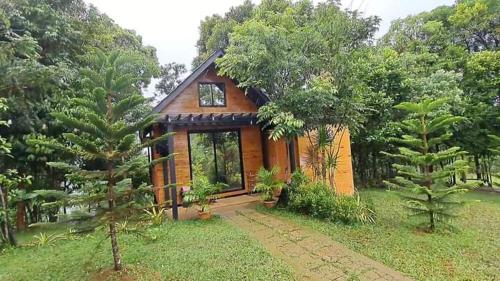 Сад в Uphill Cozy Cabins in an Island Lake for Family getaway