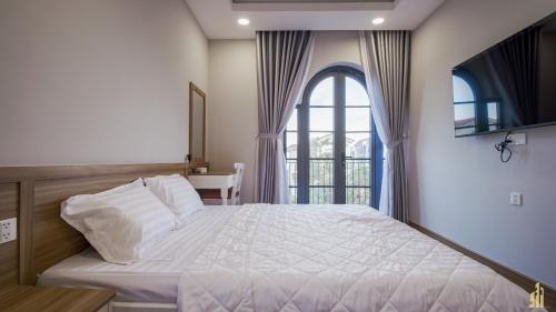 a bedroom with a large bed and a window at JB. Nguyễn Villa NovaWorld Phan Thiết in Phan Thiet