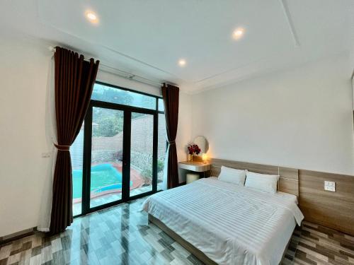 una camera con un letto e una grande finestra di Milky Villa Moc Chau a Mộc Châu