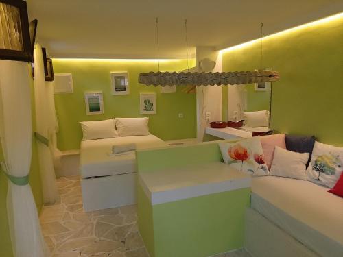 Χώρος καθιστικού στο Traditional House by The Beach