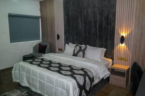 سرير أو أسرّة في غرفة في NEW VIEW BEACH HOTEL AND RESORT