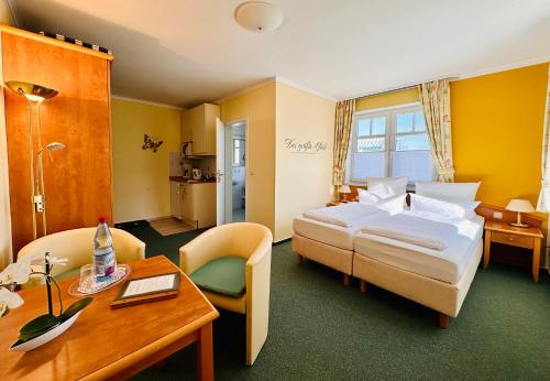Hotel Gode Tied في زنغست: غرفة الفندق بسرير وطاولة