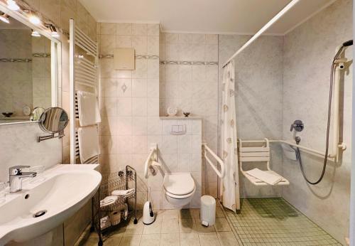 ツィングストにあるHotel Gode Tiedのバスルーム(洗面台、トイレ、シャワー付)