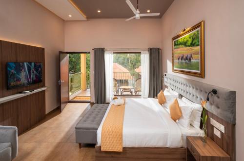 een hotelkamer met een bed en een televisie bij Paradise Boutique Resort in Alleppey