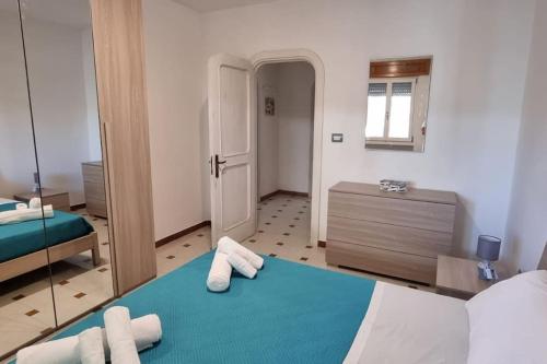 - une chambre avec un lit et 2 serviettes dans l'établissement Casedda andrea, à Sternatia