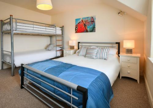 アベルソホにあるBronwyddのベッドルーム1室(ベッド2台、二段ベッド1組付)