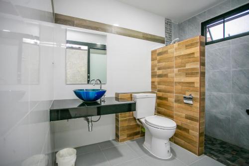 烏泰他尼府的住宿－บ้านเราอุทัยธานี โฮมสเตย์，一间带卫生间和蓝色水槽的浴室