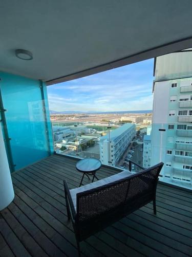 OCEAN SPA Suite 11-Hosted by Sweetstay في جبل طارق: شرفة مع مقعد وطاولة على مبنى