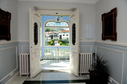an open door to a dining room with a view at Hotel Rural El Solar del Mazo in Rada