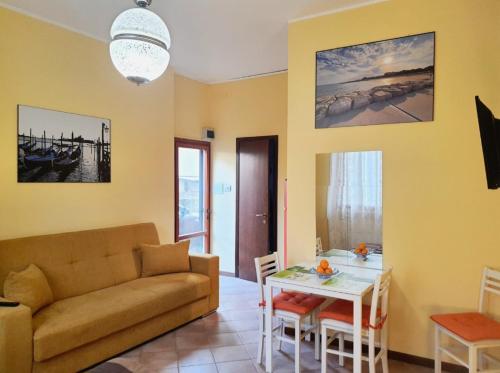 ein Wohnzimmer mit einem Sofa und einem Tisch in der Unterkunft La Casetta di Maria in Lido di Venezia