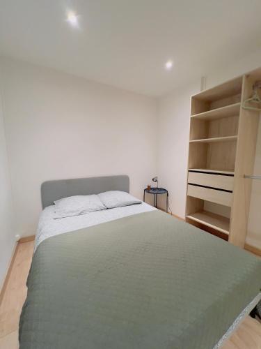 um quarto com uma cama grande e prateleiras em Superbe T3 séjour Marseille Clim 2 balcons Timone em Marselha