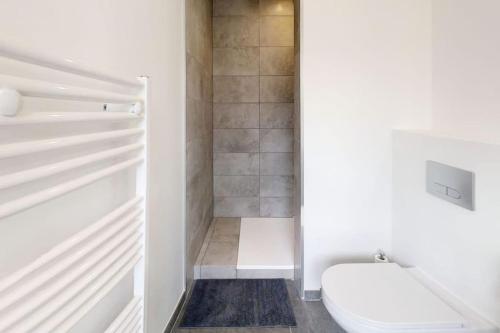 a small bathroom with a toilet and a shower at Studio neuf à Bouguenais+terrasse+parking in Bouguenais