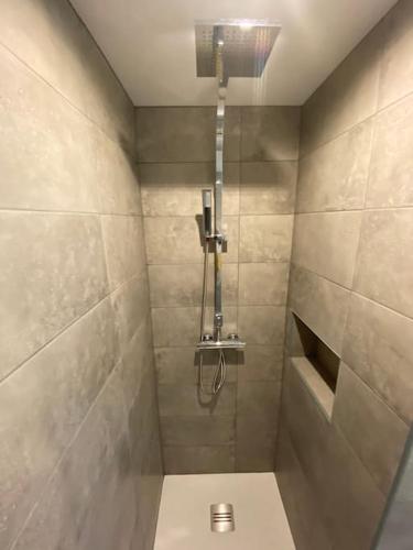 une salle de bain avec douche et toilettes dans l'établissement Studio neuf à Bouguenais+terrasse+parking, à Bouguenais