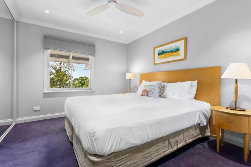 een slaapkamer met een groot bed en een raam bij Two Bedroom Villa in The Hunter Valley in Pokolbin