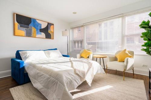 a bedroom with a bed and a table and chairs at Apartment by the lake in Chicago