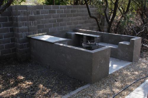 a concrete sink in front of a brick wall at Dream of Africa Bush Lodge in Marloth Park
