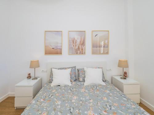 アラウリン・エル・グランデにあるCubo's Finca Entrepinosのベッドルーム1室(ベッド1台付)が備わります。壁に3枚の写真が飾られています。