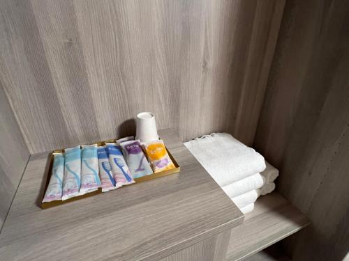 Jiji的住宿－沐樂旅舍 ML.b&b，浴室设有毛巾和洗浴用品。