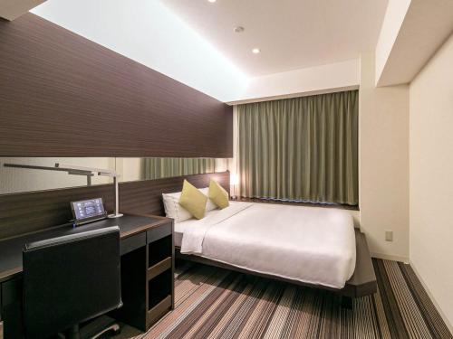 A bed or beds in a room at Hotel Brighton City Osaka Kitahama