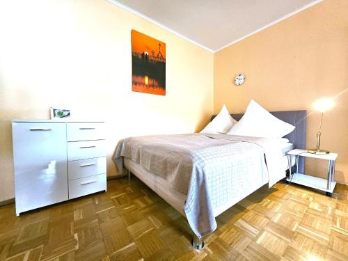 ein Schlafzimmer mit einem Bett und einer Kommode darin in der Unterkunft Ferienwohnung Große Bergluft Hahnenklee in Hahnenklee-Bockswiese
