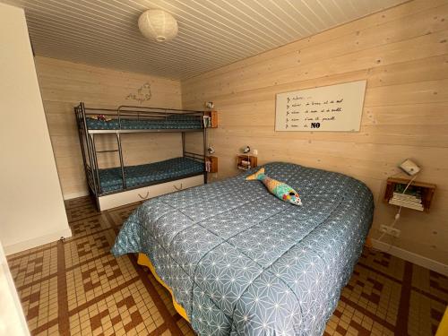 a bedroom with a bed and two bunk beds at Maison Bord de Mer au Vieil 3 étoiles in Noirmoutier-en-l'lle