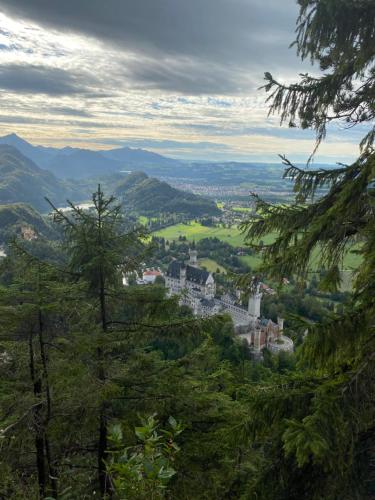 einen Blick auf die Stadt von einem Berg aus in der Unterkunft Ferienwohnung Königsschloss in Schwangau