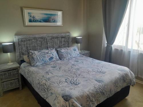- une chambre avec un lit et une fenêtre dans l'établissement La Corsica 9, à Margate