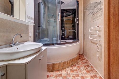 a bathroom with a sink and a bath tub at Spacious apartment near old town in Vilnius