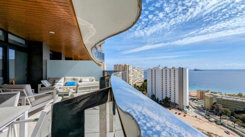 balcón con vistas al océano en SUNSET WAVES luxury apartment, en Benidorm