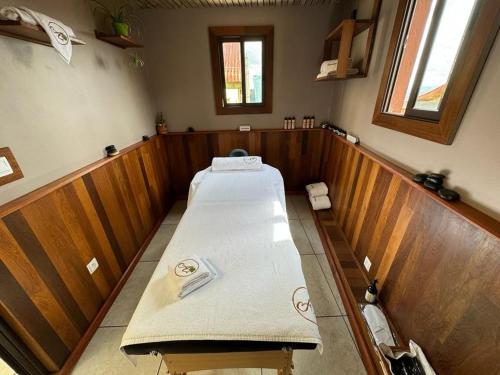 - une salle de soins avec 2 lits dans l'établissement Amontana Luxury Hôtel, à Antananarivo